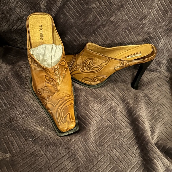 Beautiful Leather Mule - Picture 3 of 5